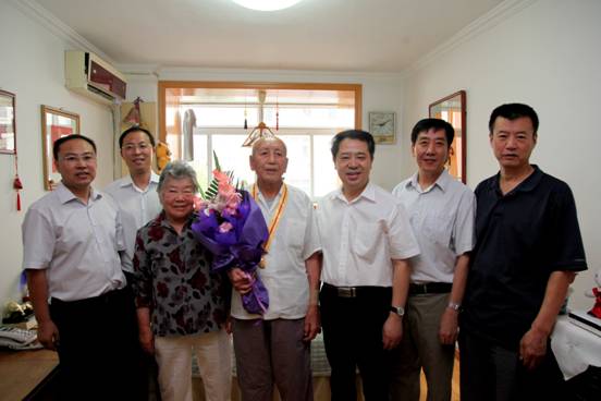 校党委书记宫福清同志走访慰问leyu乐鱼抗战时期参加革命工作的离休老干部